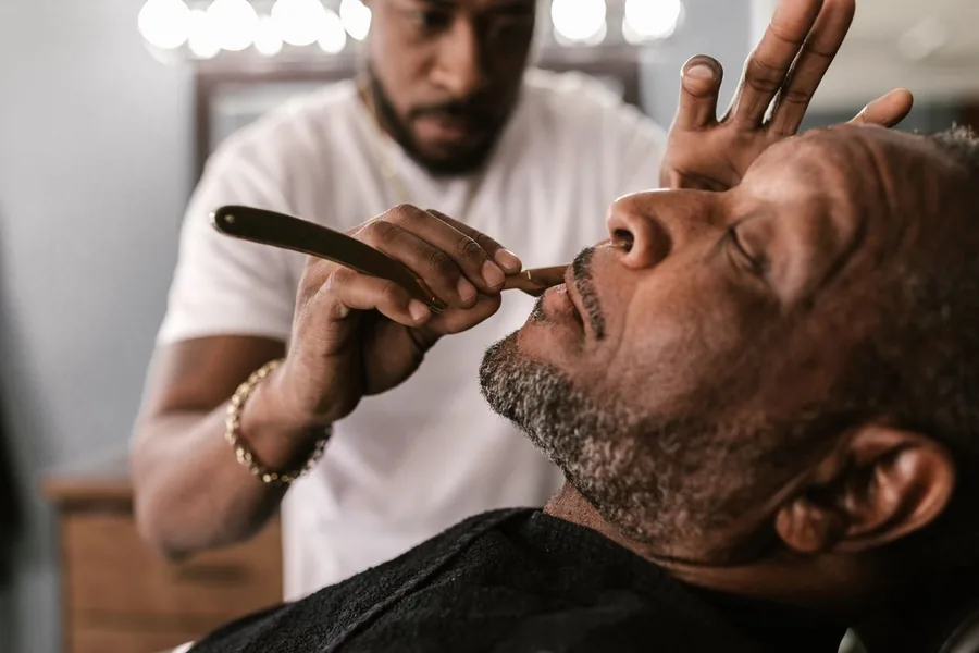 Rasage à la lame au salon Chez Rachid
