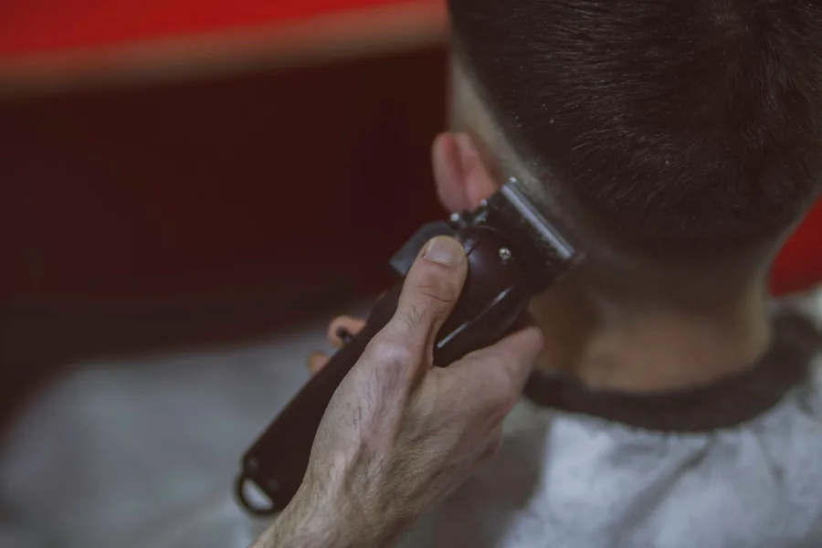 Coupe homme à la tondeuse au salon Chez Rachid